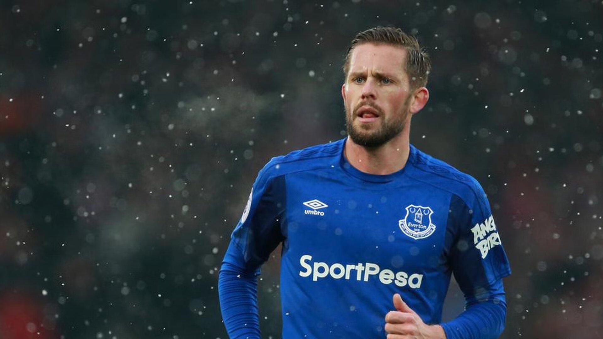 法兰球员巴塞罗那海滨慢跑戏水，轻松备战如逛自家后花园！