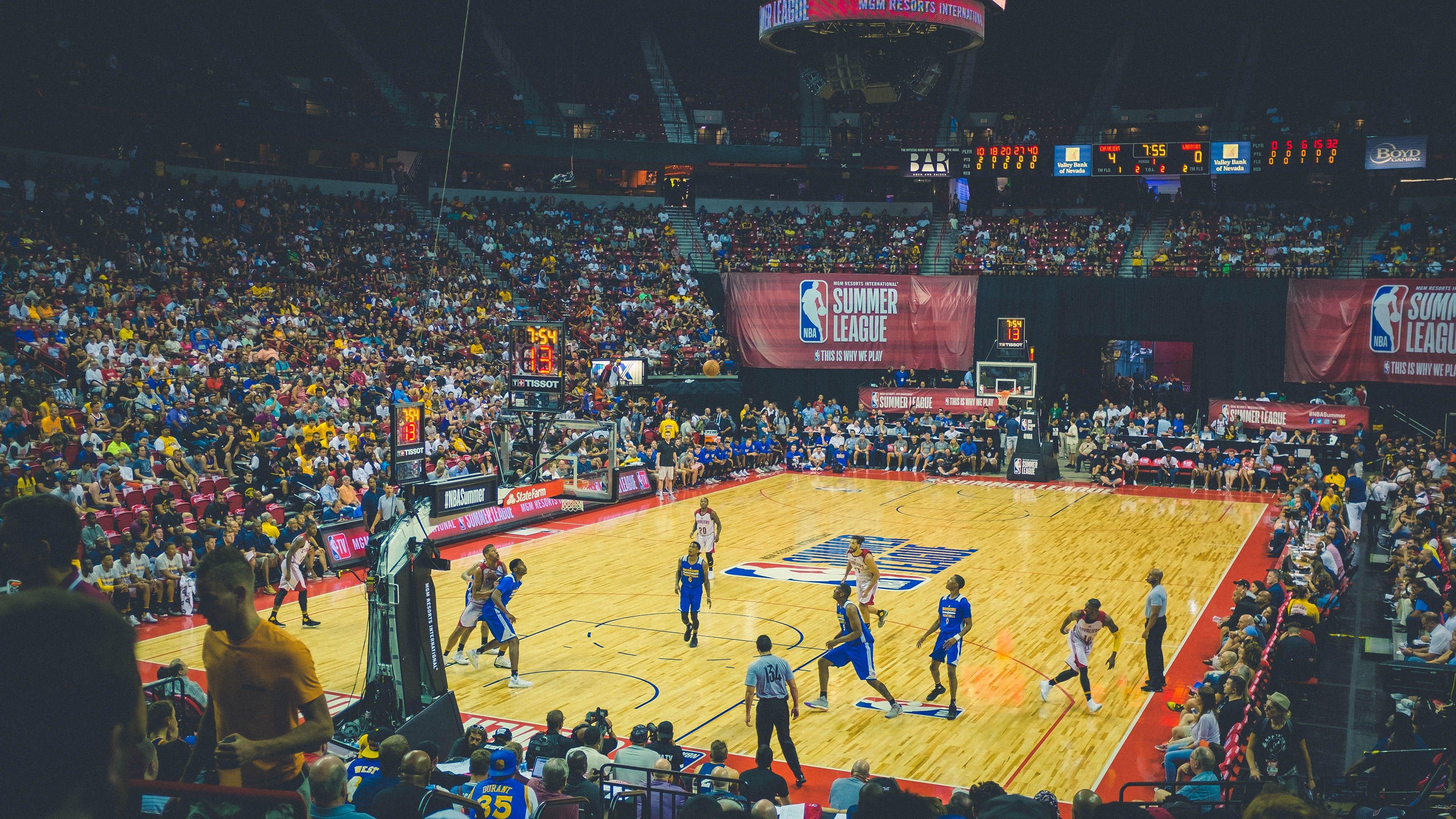 莱万火力全开助巴萨领跑西甲，欧冠对决拜仁成终极试金石